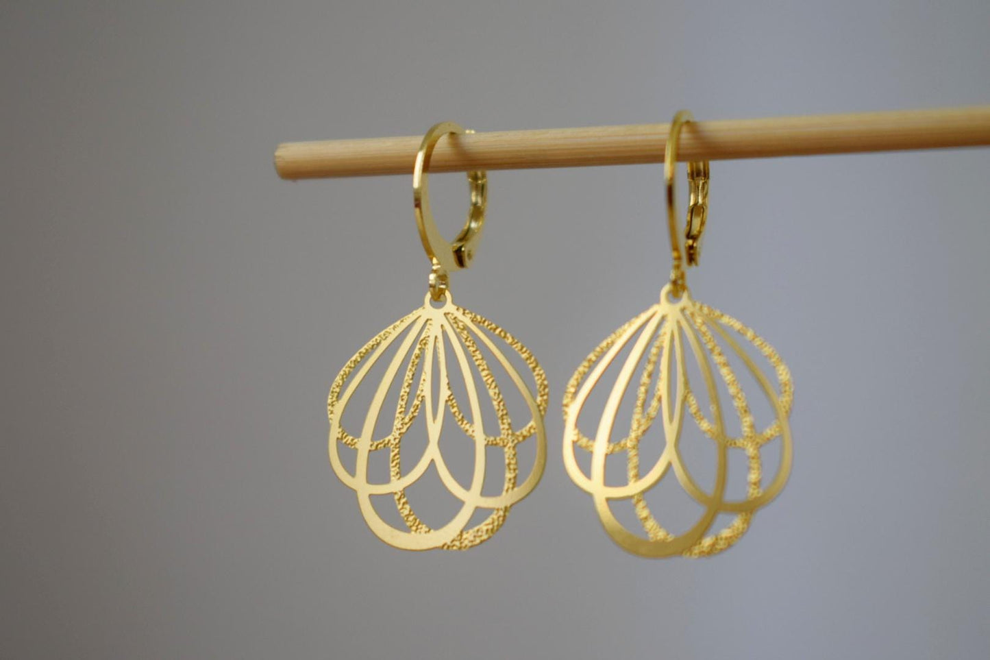 Minimalistische vergoldete Tropfenohrringe, leichtes filigranes Blattdesign, eleganter moderner Schmuck für Frauen, Geschenk für jeden Tag oder besondere Anlässe