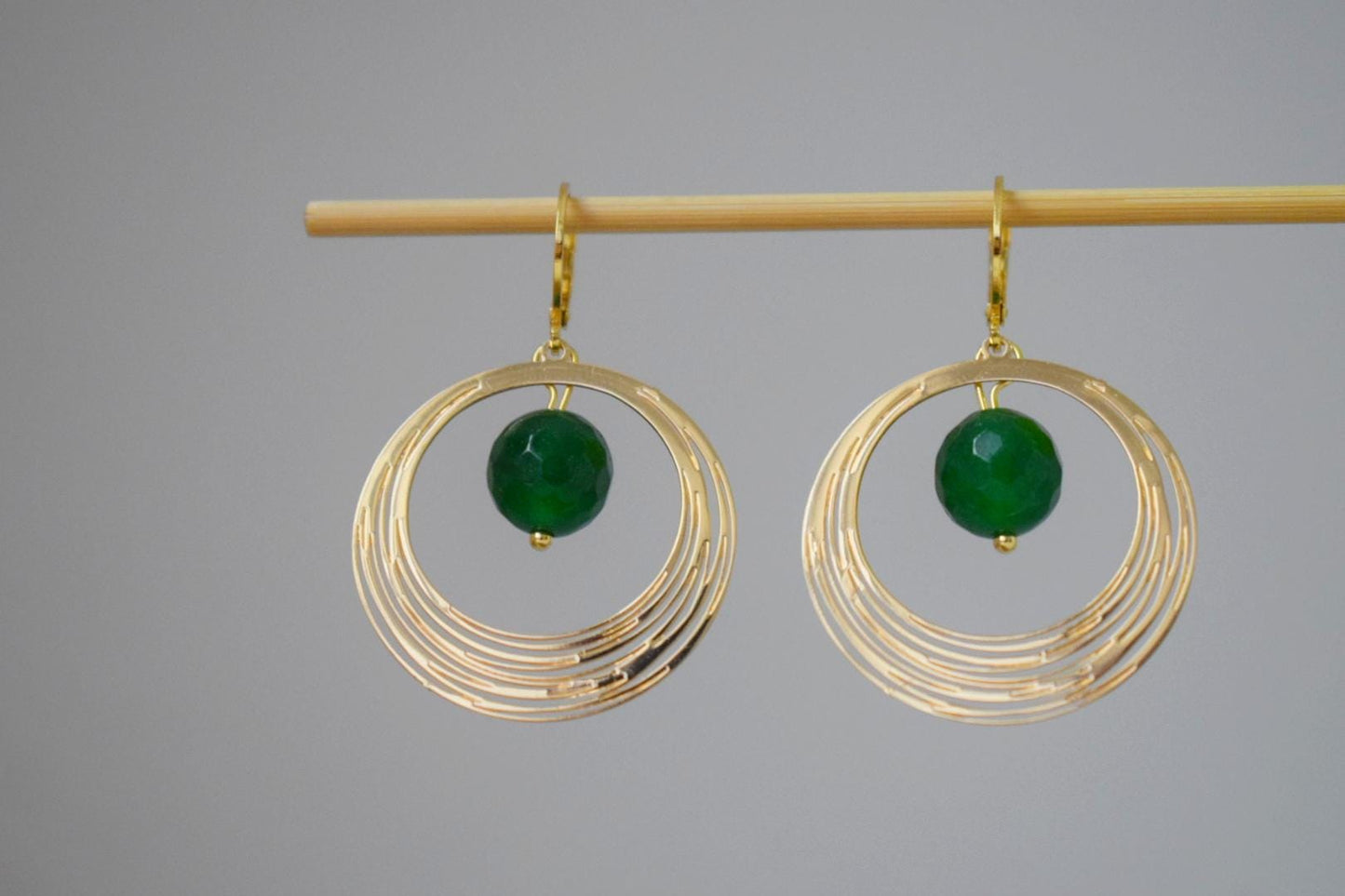 Grüne Jade Ohrringe, Edelstein Facettierte Kugel Ohrringe, Goldener Kreis Anhänger Ohrhänger, Minimalistischer Art Deco Schmuck, handgemachtes Geschenk für sie