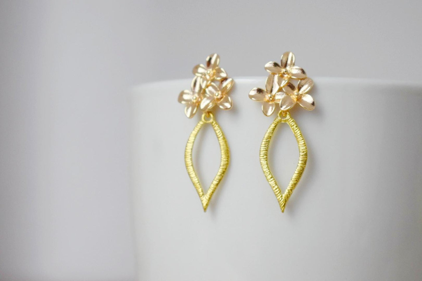 Elegante Blumenohrringe, Blumenohrringe, 18K vergoldet, handgefertigte Statement-Ohrringe, Blattanhänger, Bestes Schmuckgeschenk für Sie