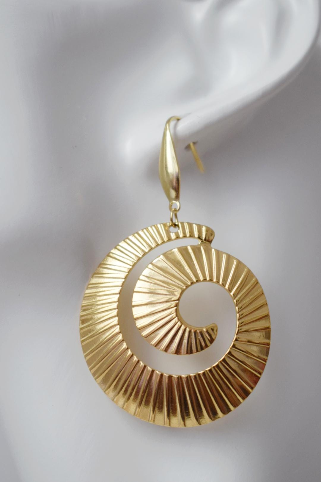 Spiralförmige Ohrringe für Frauen, Lange Statement-Wirbelohrringe, 18 Karat vergoldeter chirurgischer Edelstahl, Boho-Schmuck, Einzigartiges Geschenk für Sie
