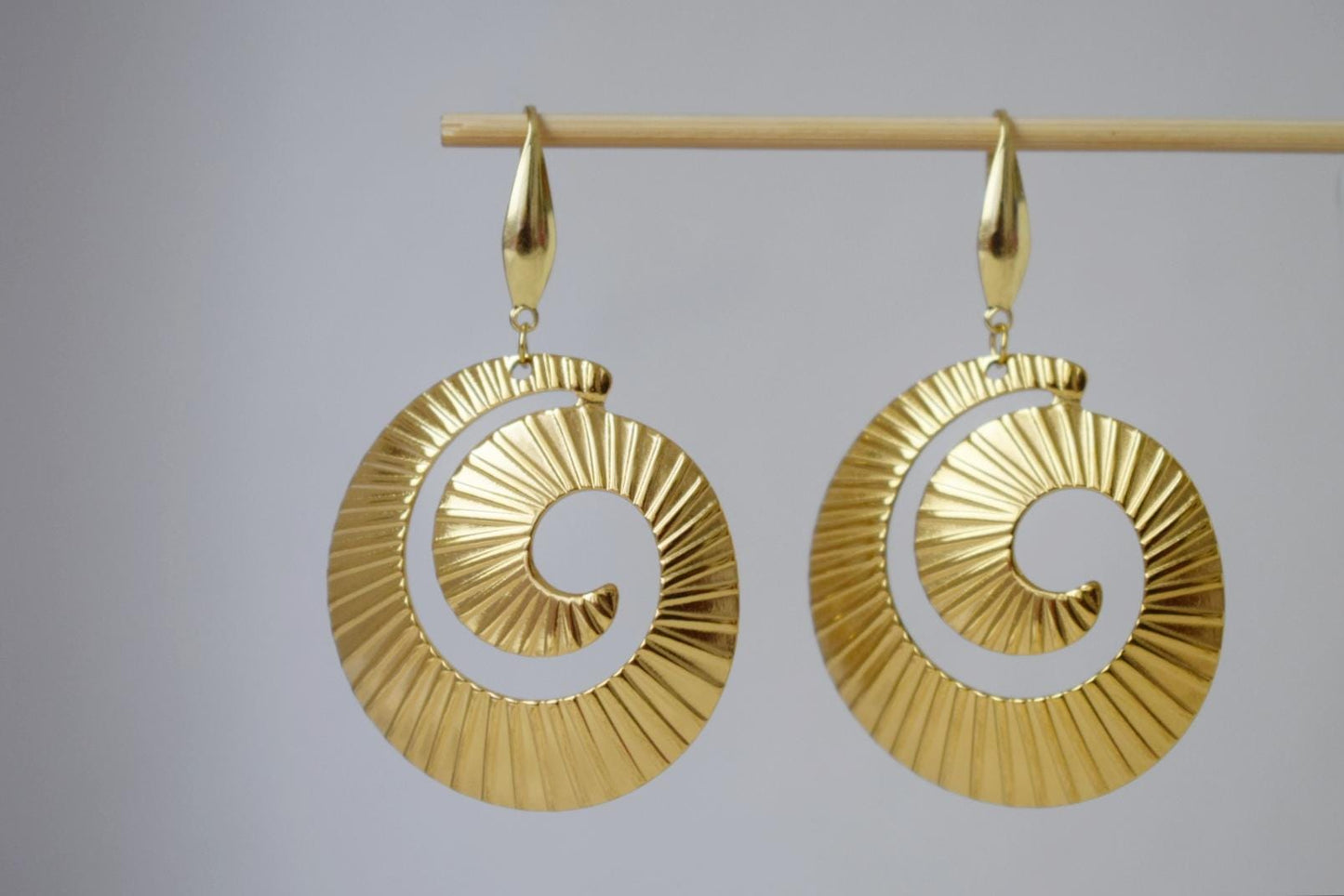 Spiralförmige Ohrringe für Frauen, Lange Statement-Wirbelohrringe, 18 Karat vergoldeter chirurgischer Edelstahl, Boho-Schmuck, Einzigartiges Geschenk für Sie