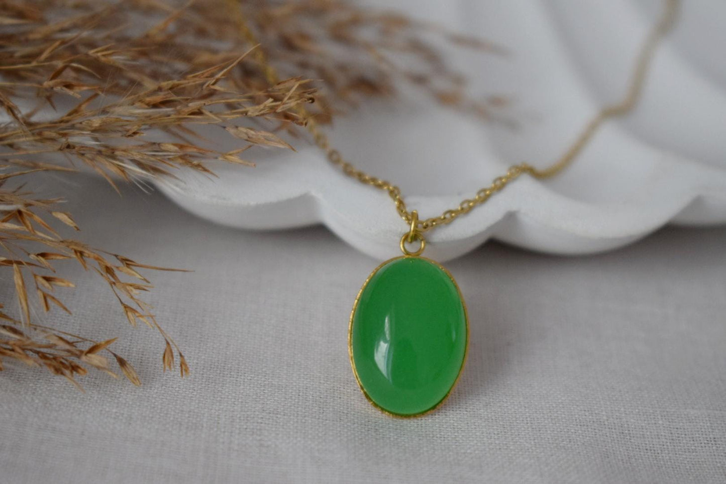 Grüne Jade Halskette Gold für Frauen, Ovale Edelsteinkette, Statement Halskette, Grüner Stein Anhänger, Handgefertigtes Schmuckgeschenk für Sie