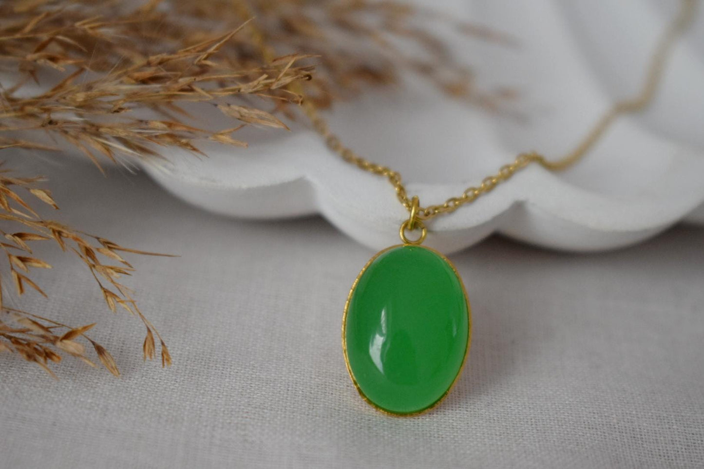 Grüne Jade Halskette Gold für Frauen, Ovale Edelsteinkette, Statement Halskette, Grüner Stein Anhänger, Handgefertigtes Schmuckgeschenk für Sie