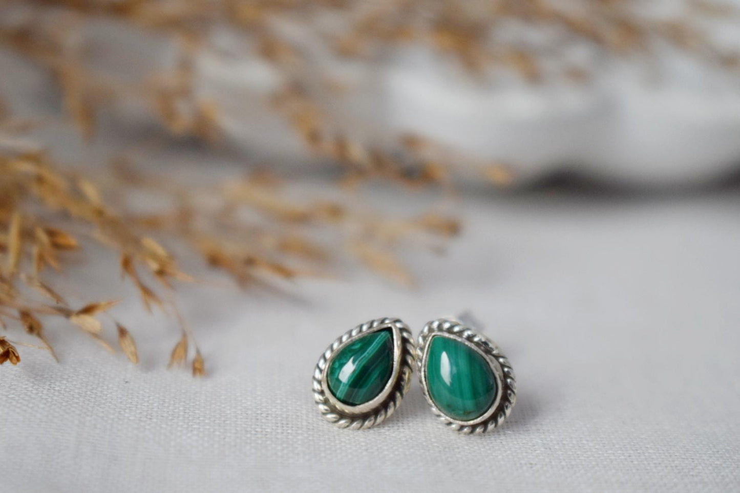 Kleine Tropfen Malachit Ohrstecker, 925 Sterling Silber Push Back Ohrringe, Tropfen Edelstein, Naturstein, Boho Schmuck, Geschenk für Sie