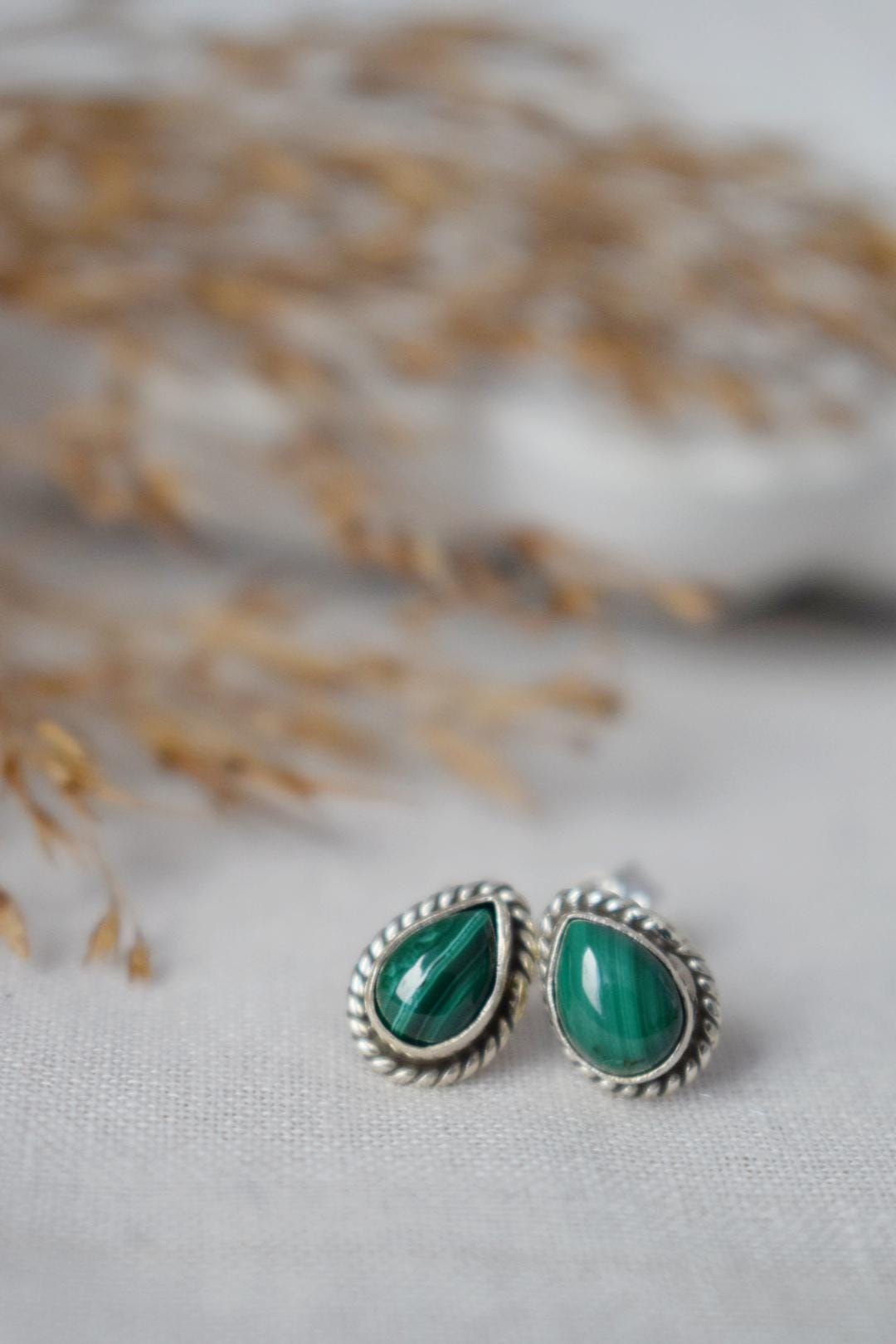 Kleine Tropfen Malachit Ohrstecker, 925 Sterling Silber Push Back Ohrringe, Tropfen Edelstein, Naturstein, Boho Schmuck, Geschenk für Sie