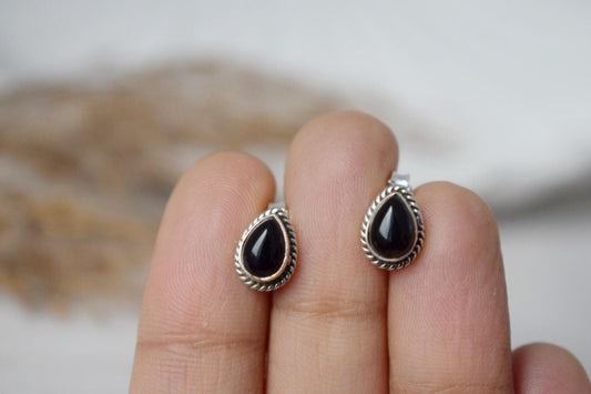 Kleine Boho Schwarze Onyx Ohrstecker, Tropfen Naturstein Sterling Silber Schmuck, Edelstein Ohrstecker, Bestes handgemachtes Geschenk, Unisex Ohrringe