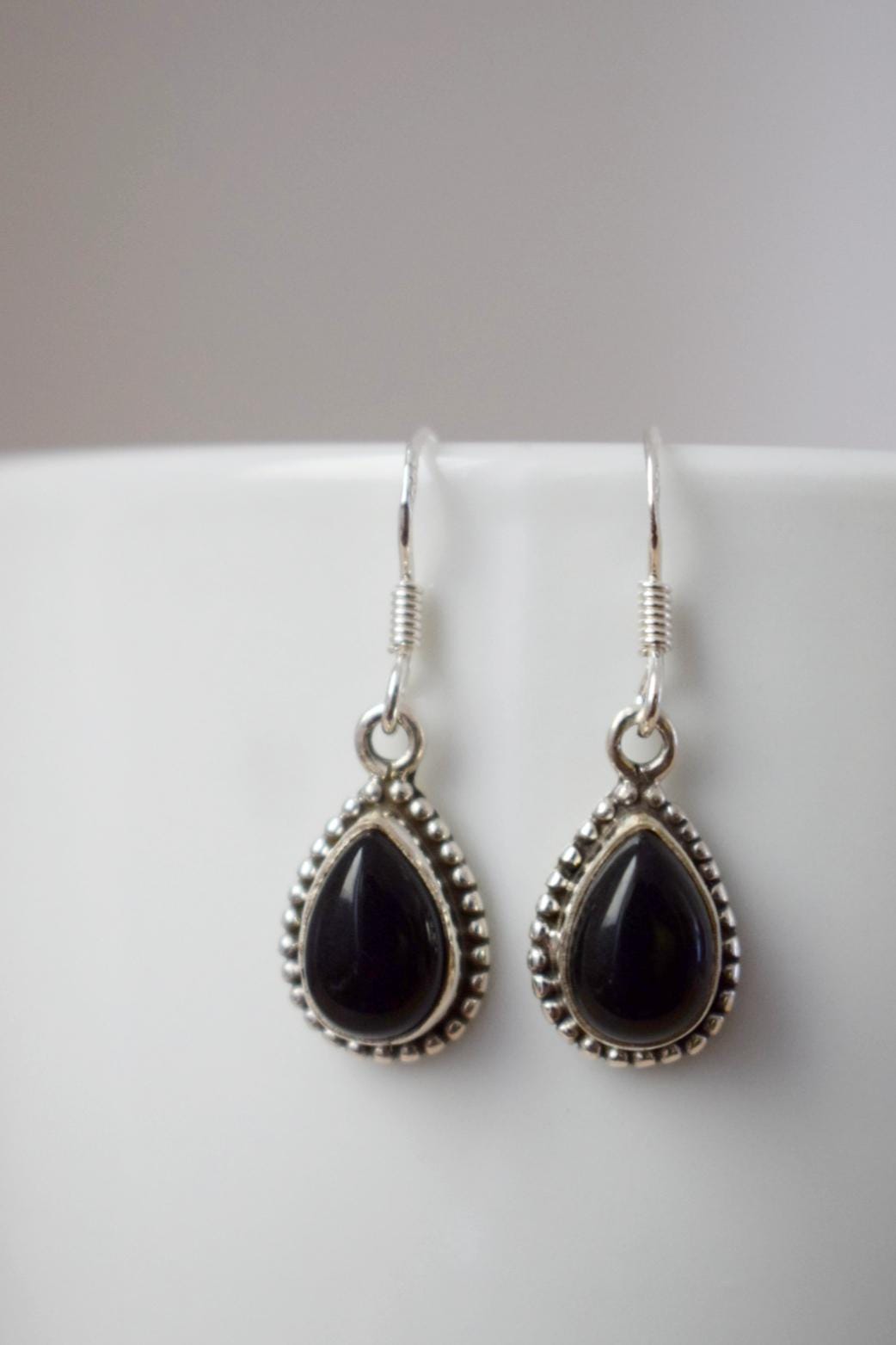 Schwarze Onyx-Ohrringe aus Sterlingsilber, Kleine Tropfen-Edelstein-Ohrringe, Boho-Chic-Geschenk, handgefertigter Schmuck für sie, Valentinstagsgeschenk