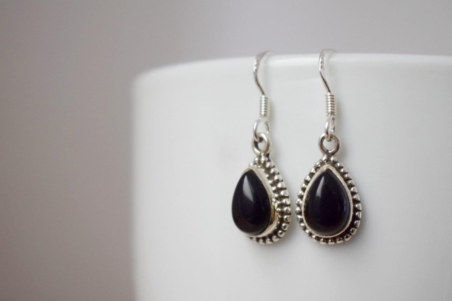 Schwarze Onyx-Ohrringe aus Sterlingsilber, Kleine Tropfen-Edelstein-Ohrringe, Boho-Chic-Geschenk, handgefertigter Schmuck für sie, Valentinstagsgeschenk