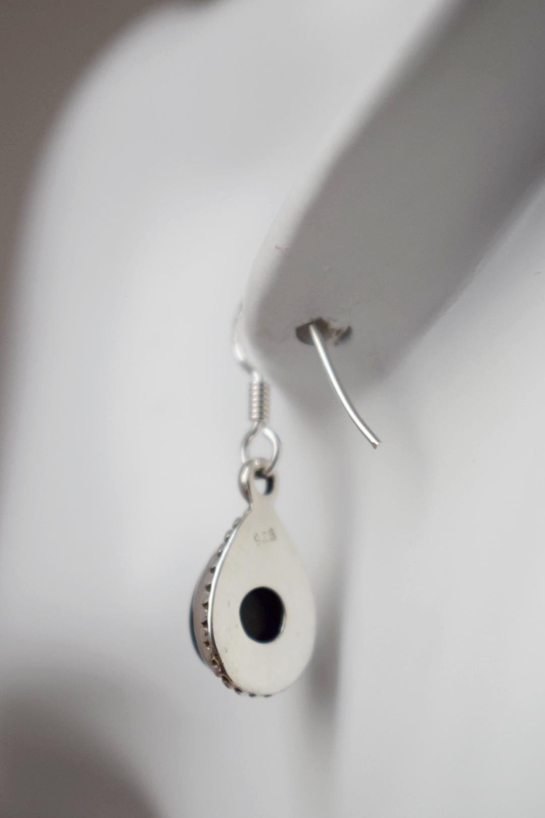 Schwarze Onyx-Ohrringe aus Sterlingsilber, Kleine Tropfen-Edelstein-Ohrringe, Boho-Chic-Geschenk, handgefertigter Schmuck für sie, Valentinstagsgeschenk