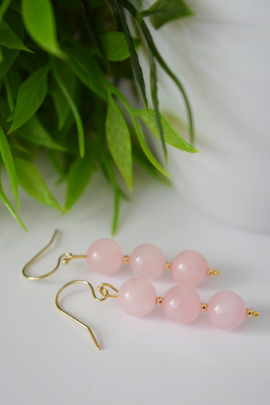 Rosenquarz-Ohrhänger, Edelstein-Brautohrringe, 18 Karat vergoldeter chirurgischer Edelstahl, Brautjungferngeschenk, Geburtssteinschmuck zur Hochzeit