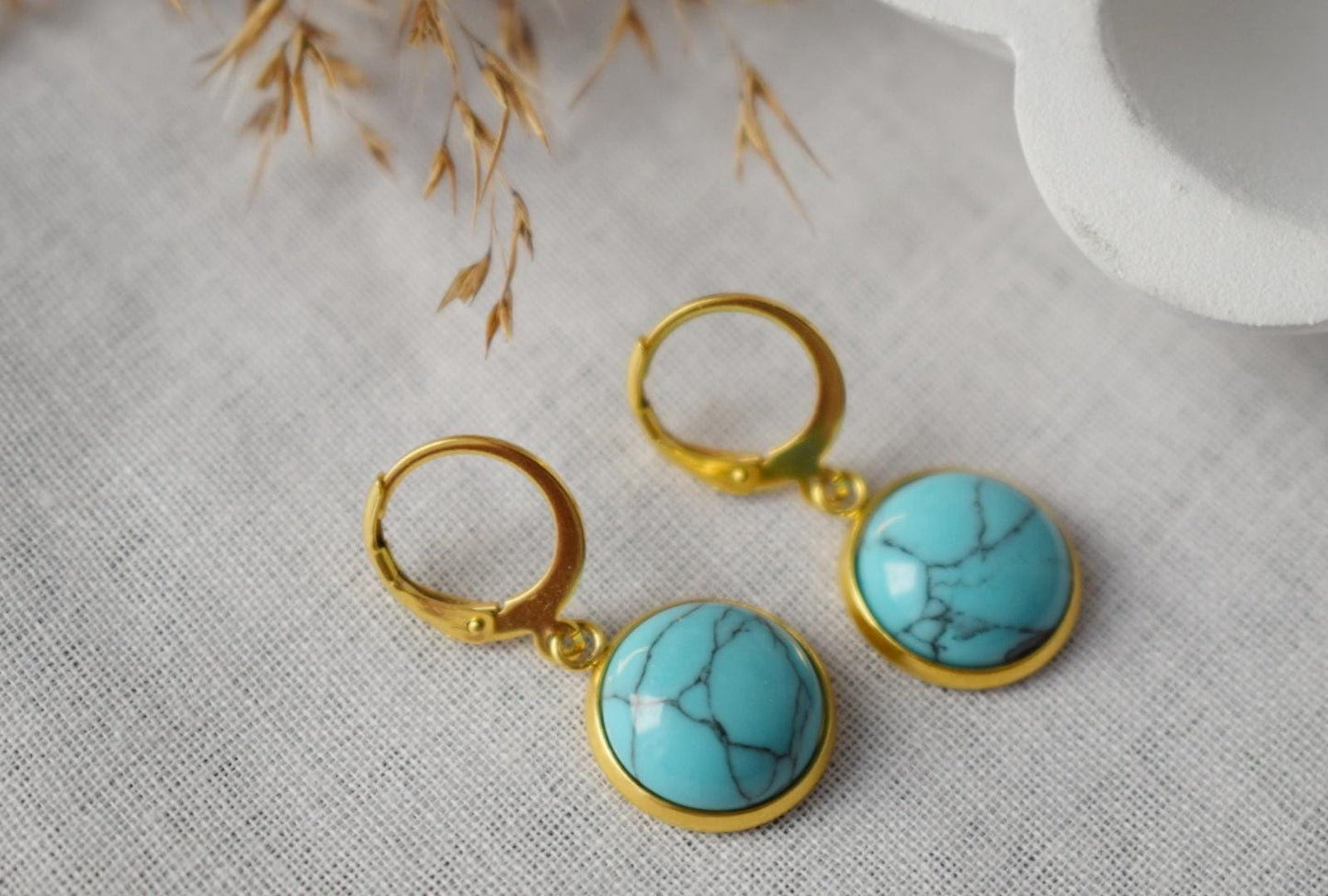 Türkise Ohrringe Gold baumeln, 24k vergoldete Huggies, Runde Edelstein Lever Back Creolen, Boho Schmuck, Geschenk für Sie