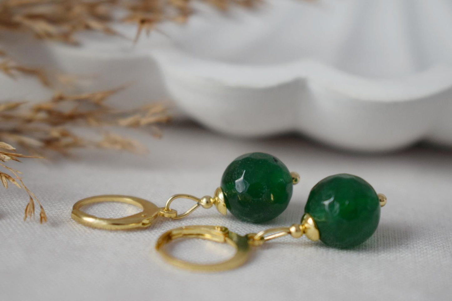 Dunkelgrüne Jade Creolen, Edelstein Creolen, 24 Karat vergoldeter Edelstahl, Smaragdgrün, Minimalistisch, Boho Schmuck, Handgemachtes Geschenk