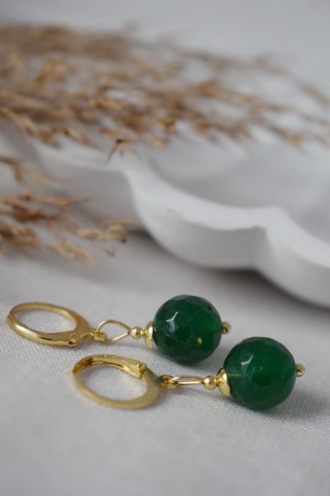 Dunkelgrüne Jade Creolen, Edelstein Creolen, 24 Karat vergoldeter Edelstahl, Smaragdgrün, Minimalistisch, Boho Schmuck, Handgemachtes Geschenk