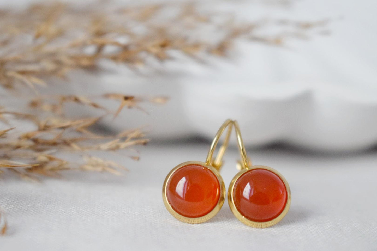 Rote Achat-Ohrringe für Frauen, Kleine Edelstein-Hängeohrringe, Vergoldeter Edelstahl, Rot-orangefarbener Stein, Hebelverschluss, Schmuckgeschenk