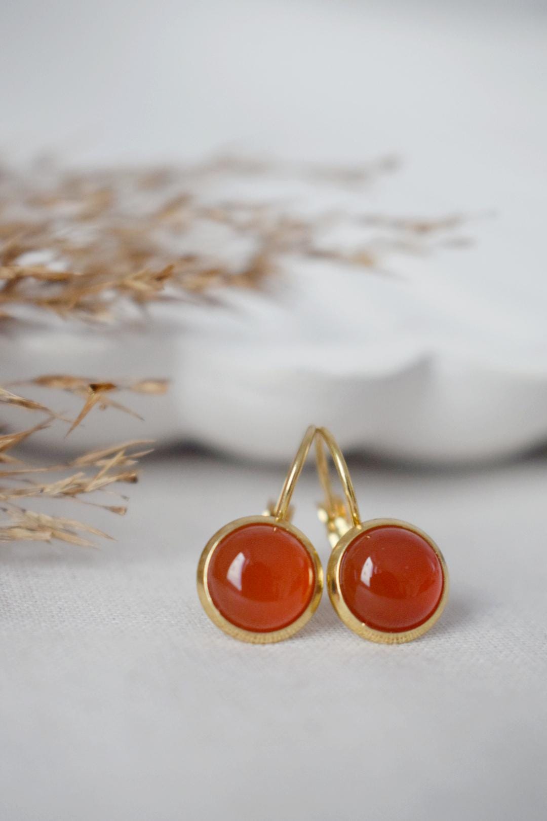 Rote Achat-Ohrringe für Frauen, Kleine Edelstein-Hängeohrringe, Vergoldeter Edelstahl, Rot-orangefarbener Stein, Hebelverschluss, Schmuckgeschenk