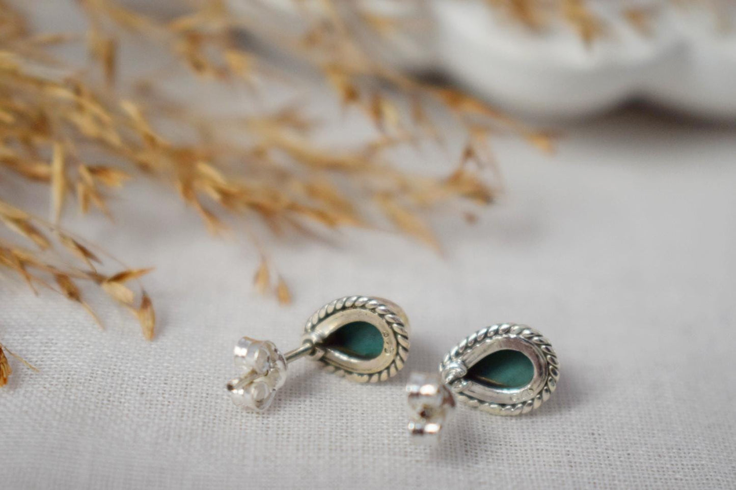 Kleine Tropfen Malachit Ohrstecker, 925 Sterling Silber Push Back Ohrringe, Tropfen Edelstein, Naturstein, Boho Schmuck, Geschenk für Sie