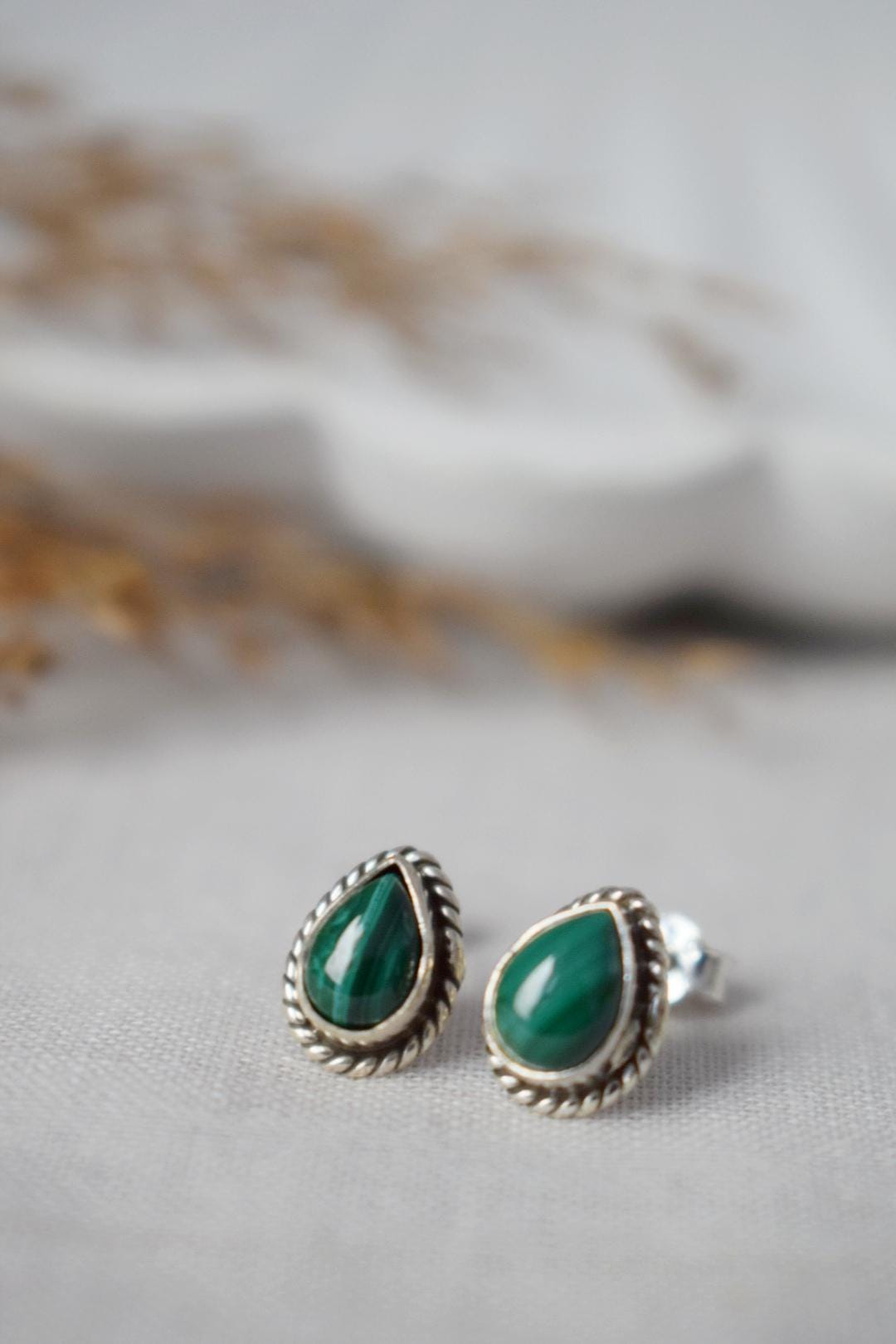 Kleine Tropfen Malachit Ohrstecker, 925 Sterling Silber Push Back Ohrringe, Tropfen Edelstein, Naturstein, Boho Schmuck, Geschenk für Sie