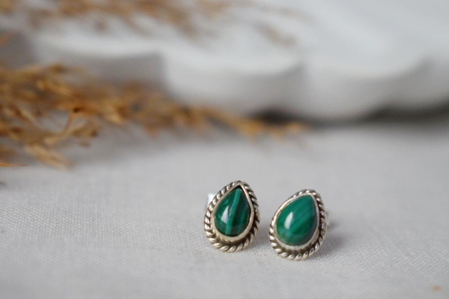 Kleine Tropfen Malachit Ohrstecker, 925 Sterling Silber Push Back Ohrringe, Tropfen Edelstein, Naturstein, Boho Schmuck, Geschenk für Sie