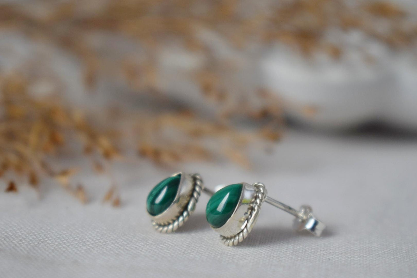 Kleine Tropfen Malachit Ohrstecker, 925 Sterling Silber Push Back Ohrringe, Tropfen Edelstein, Naturstein, Boho Schmuck, Geschenk für Sie
