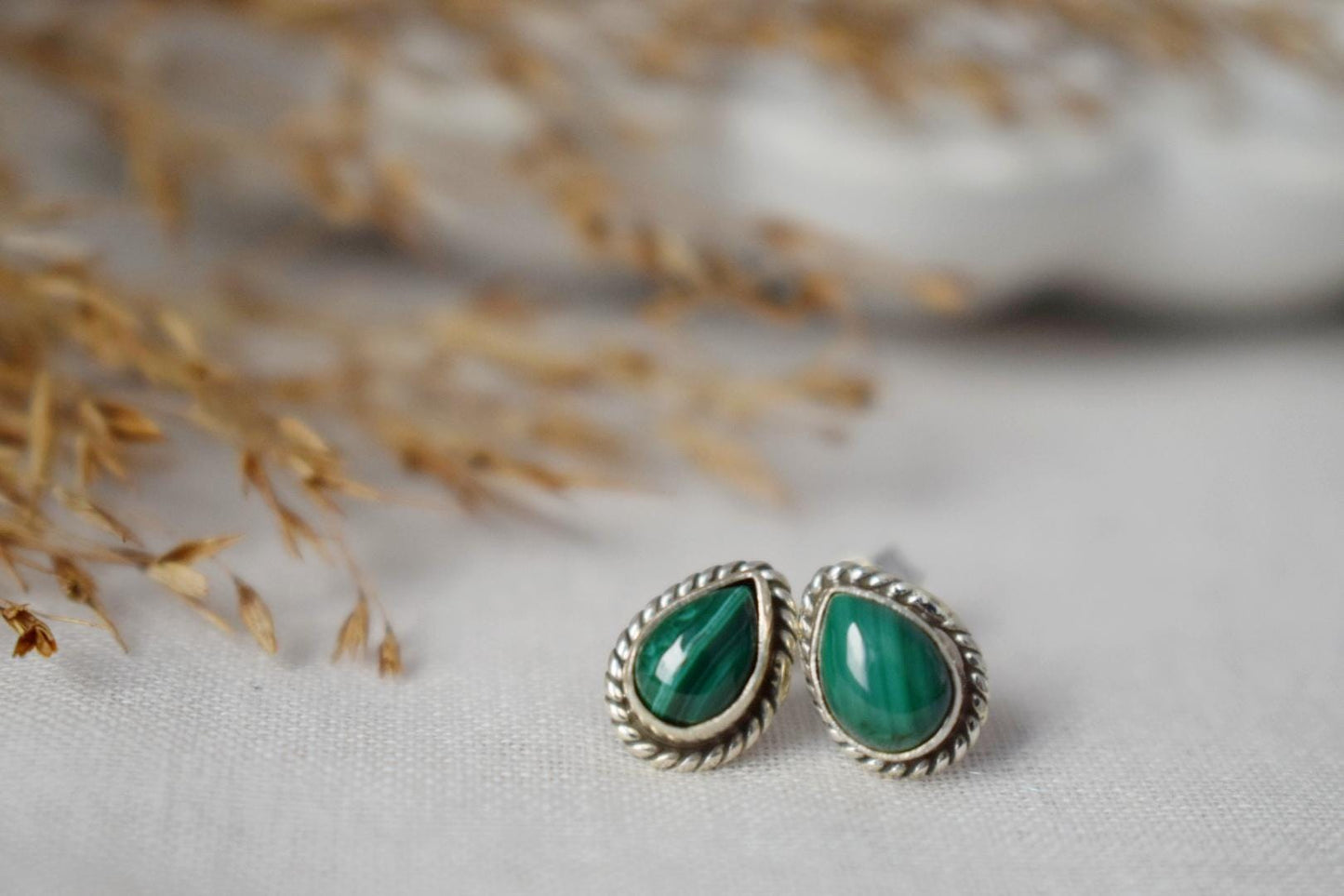 Kleine Tropfen Malachit Ohrstecker, 925 Sterling Silber Push Back Ohrringe, Tropfen Edelstein, Naturstein, Boho Schmuck, Geschenk für Sie