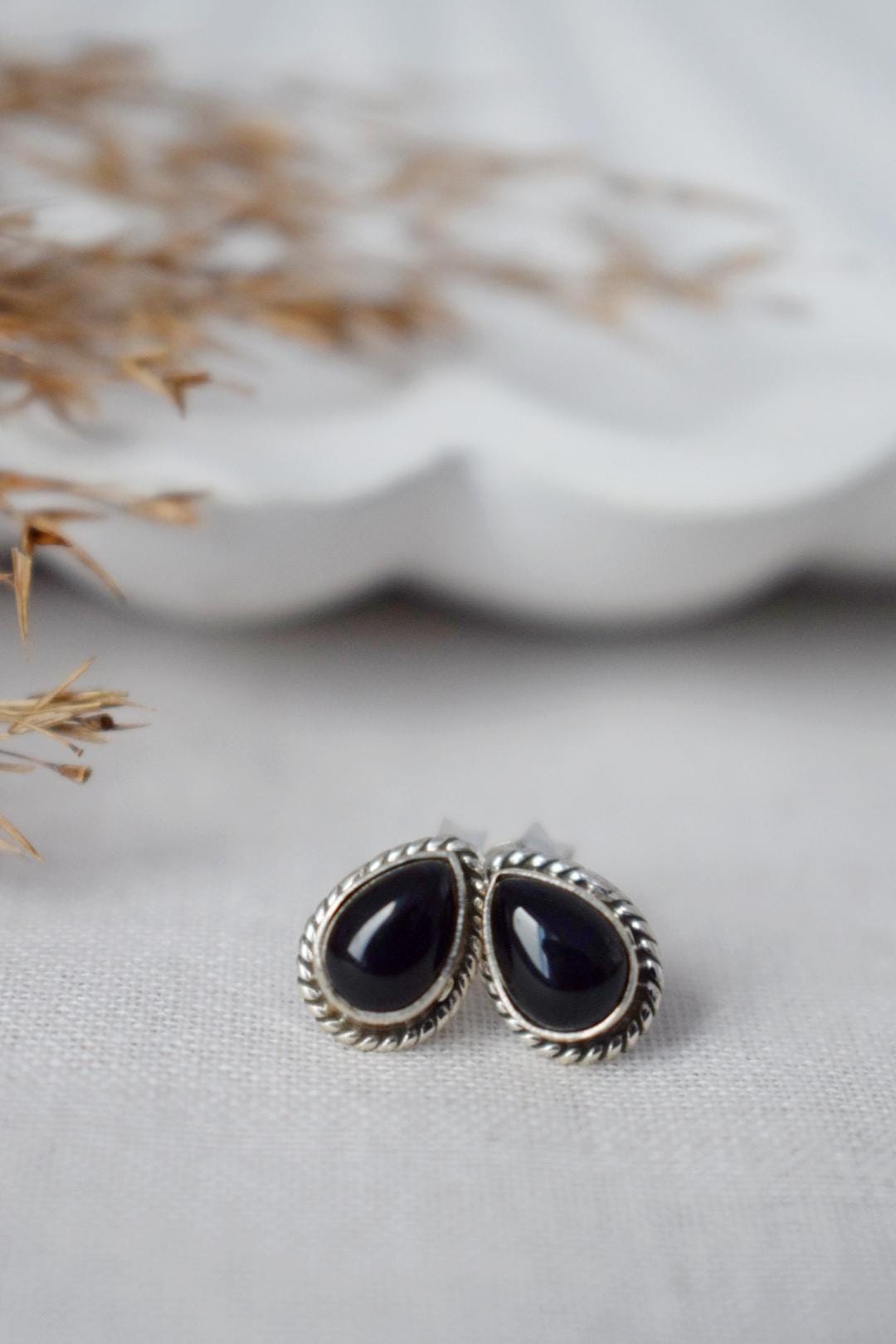 Kleine Boho Schwarze Onyx Ohrstecker, Tropfen Naturstein Sterling Silber Schmuck, Edelstein Ohrstecker, Bestes handgemachtes Geschenk, Unisex Ohrringe