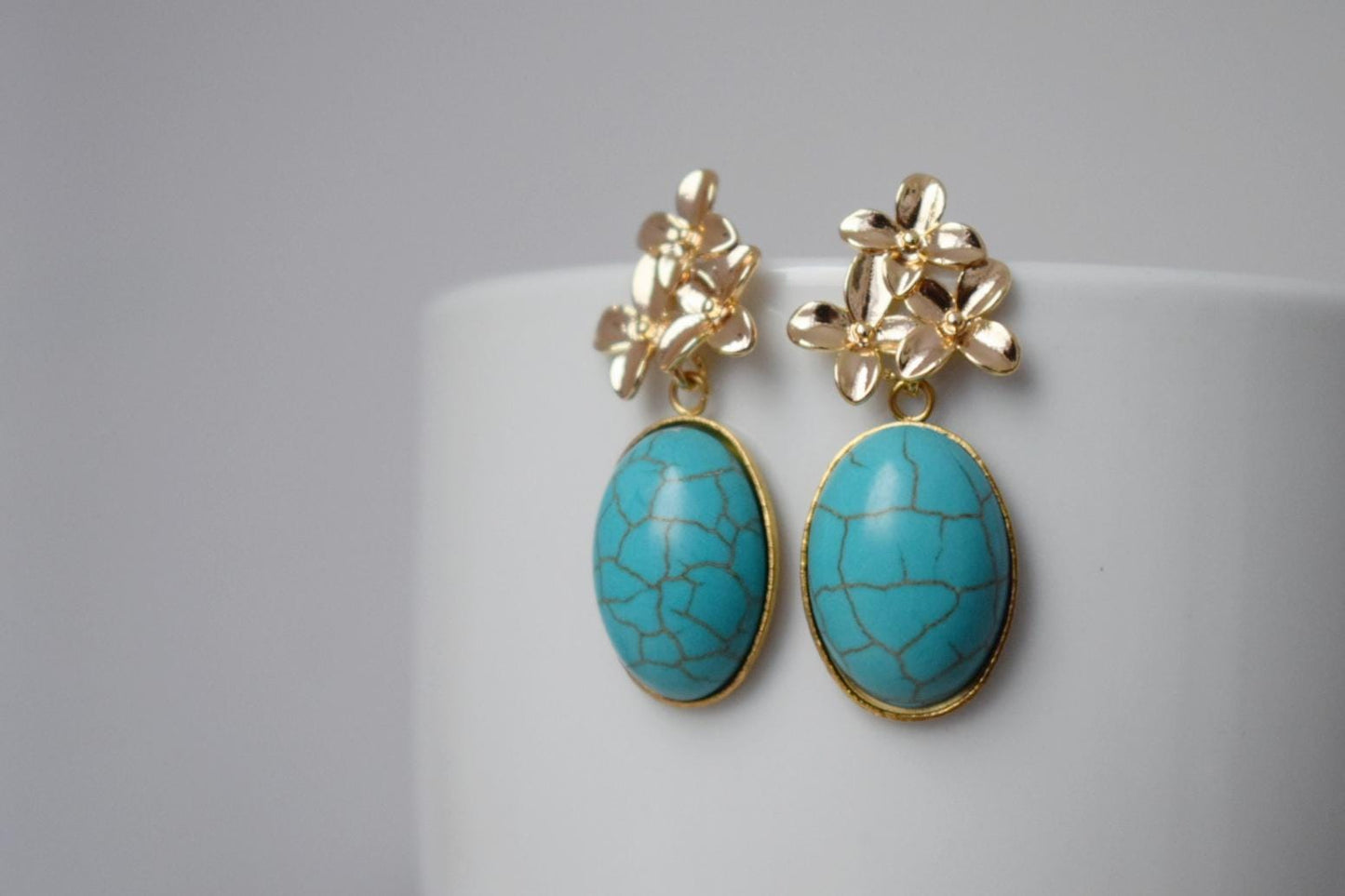 Türkisfarbene Ohrringe mit 18 Karat vergoldeten Blumenohrsteckern, Elegante baumelnde Edelsteinohrringe, Art Deco Schmuck für Frauen, Einzigartiges Geschenk