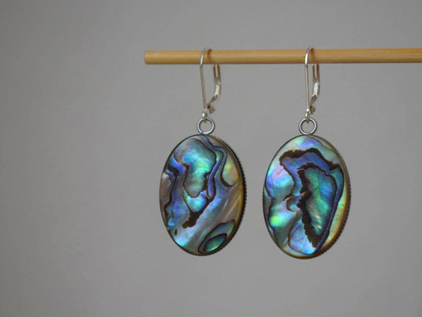 Abalone-Ohrringe, Sterling-Silber-Huggie-Creolen, Paua-Muschel, lange ovale Statement-Ohrringe, farbenfroher Schmuck, Muttertagsgeschenk